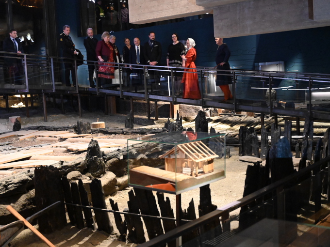 På omvisning i utstillingene på Bryggens museum. Foto: Sven Gj. Gjeruldsen, Det kongelige hoff